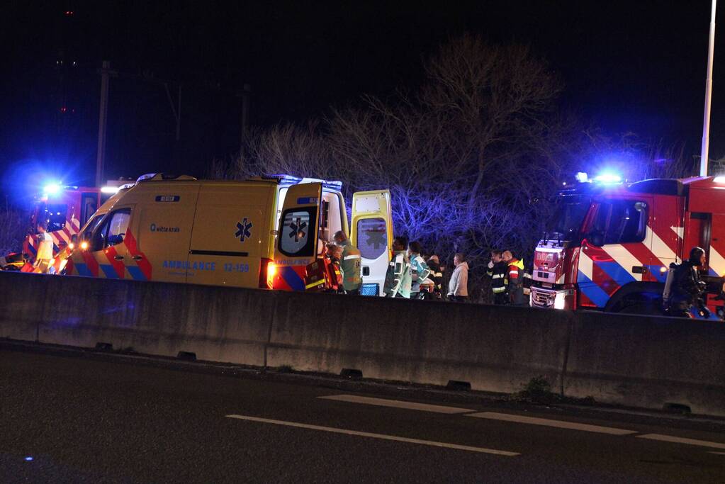 Auto belandt in sloot langs snelweg