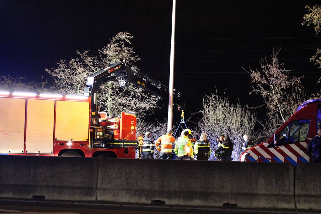 Auto belandt in sloot langs snelweg