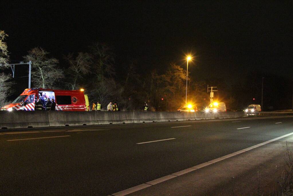 Auto belandt in sloot langs snelweg