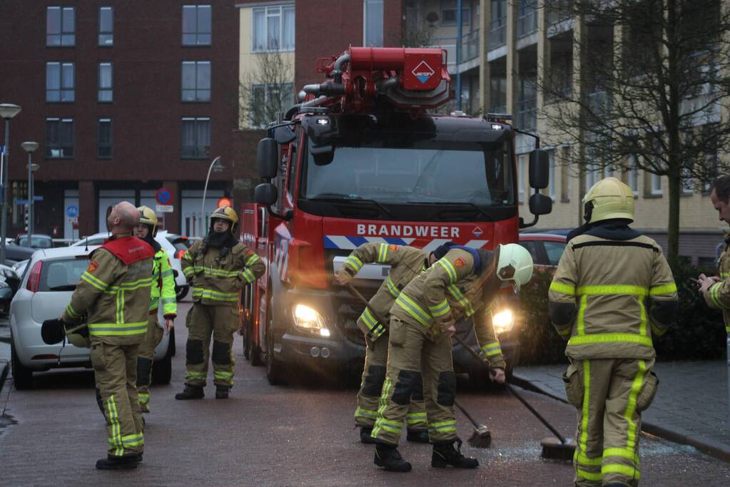Weggewaaide tafel hangt gevaarlijk over balkonrand