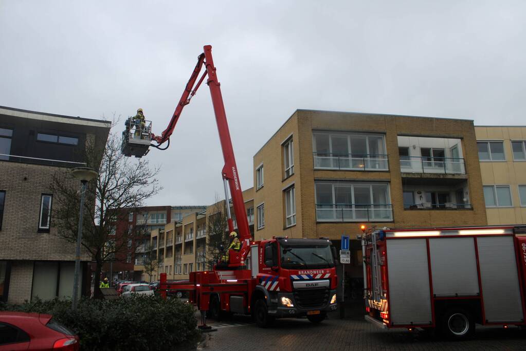 Weggewaaide tafel hangt gevaarlijk over balkonrand