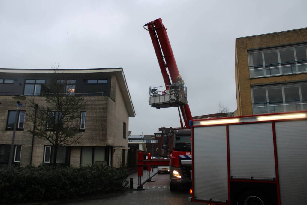 Weggewaaide tafel hangt gevaarlijk over balkonrand
