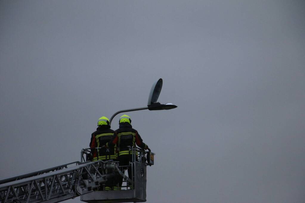 Kap lantaarnpaal door storm losgewaaid