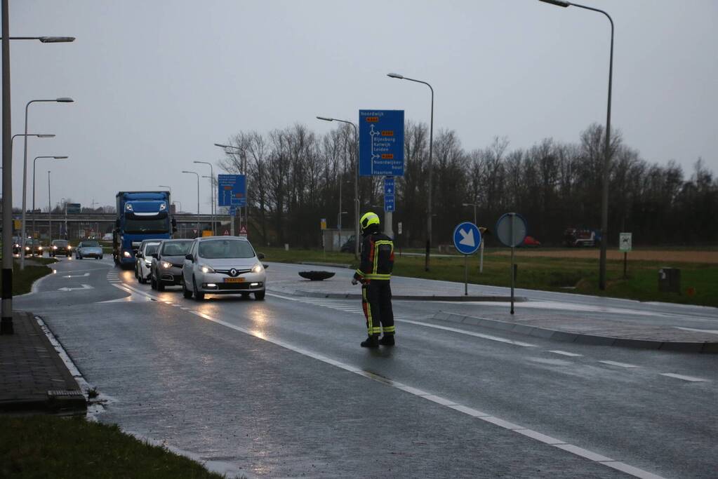 Kap lantaarnpaal door storm losgewaaid