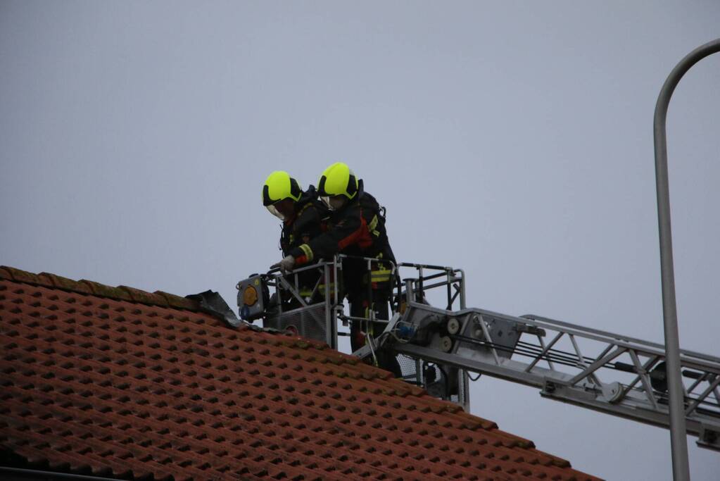 Dakpannen losgeraakt door harde wind