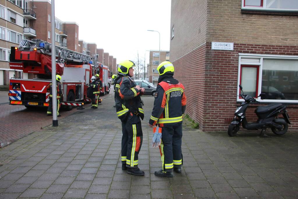 Brandweer verwijderd bevestigingsmateriaal van dak