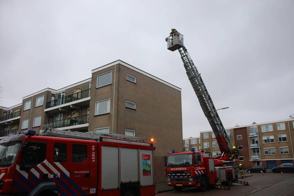 Brandweer verwijderd bevestigingsmateriaal van dak