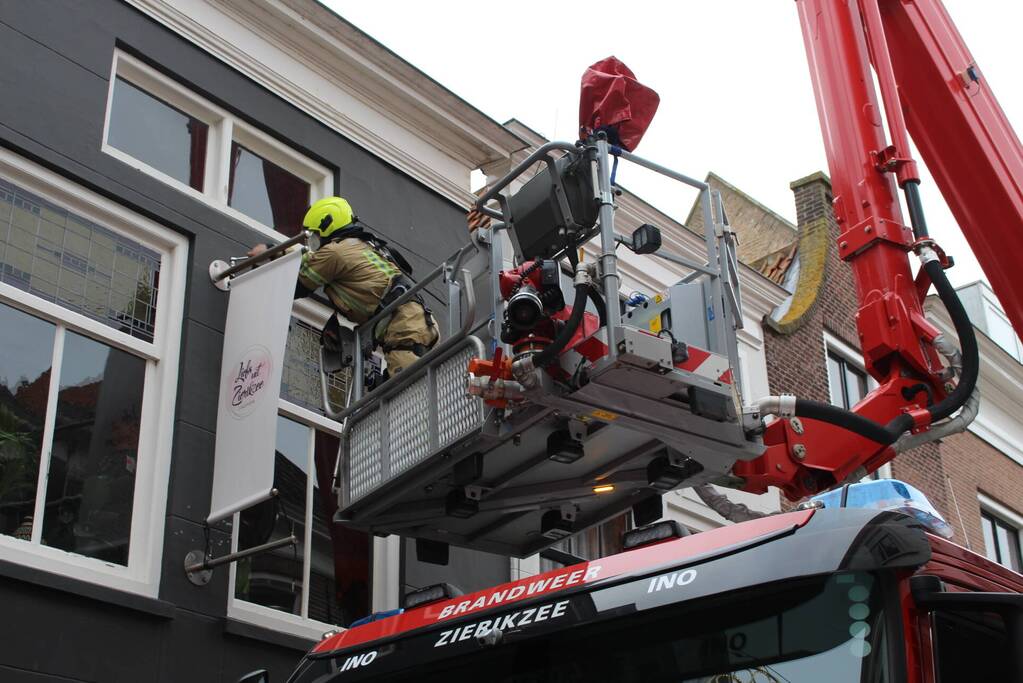 Spandoek losgewaaid door harde wind