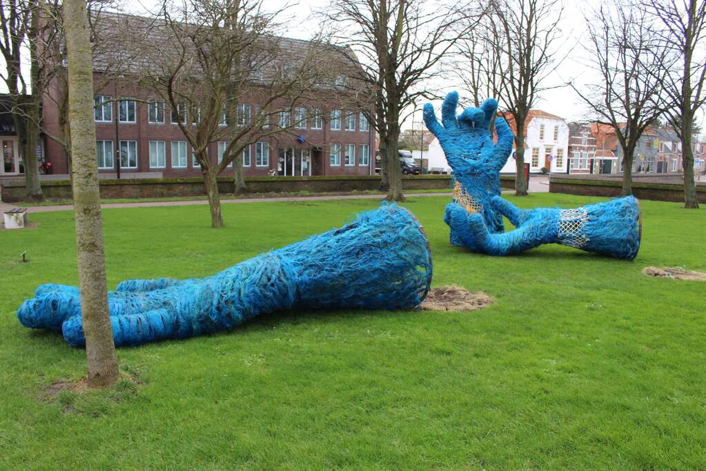 Kunstwerk Pluis omgewaaid door harde wind