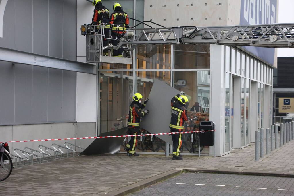 Gevelplaten Gamma losgewaaid door harde wind