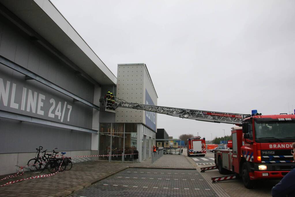 Gevelplaten Gamma losgewaaid door harde wind