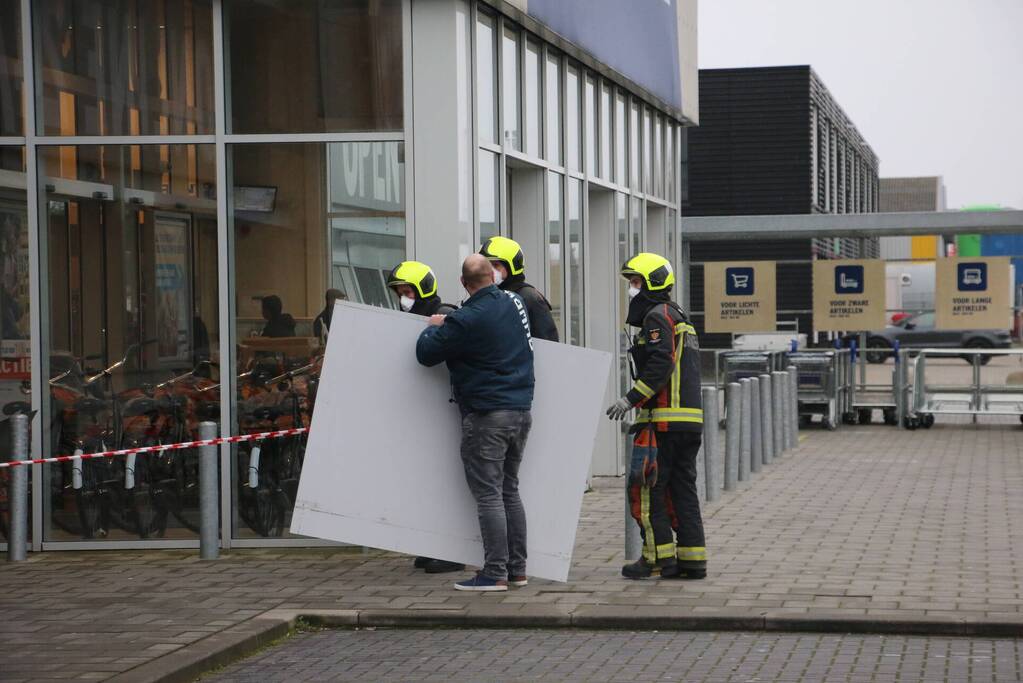 Gevelplaten Gamma losgewaaid door harde wind