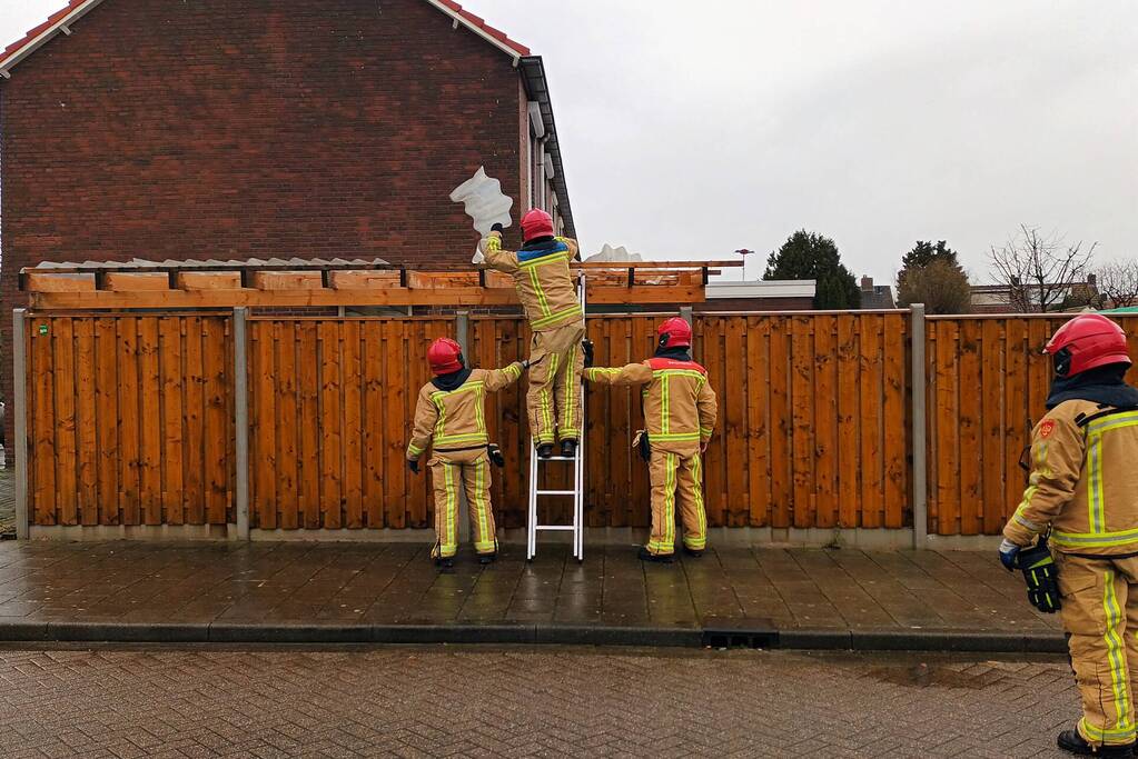 Platen carport losgewaaid door harde wind