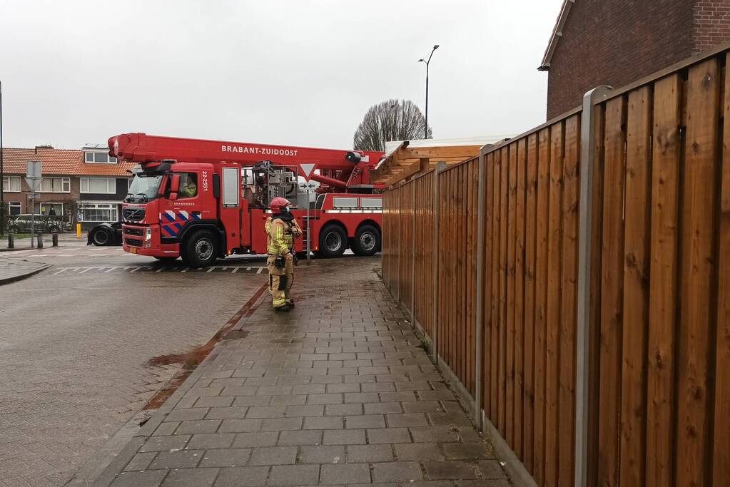 Platen carport losgewaaid door harde wind