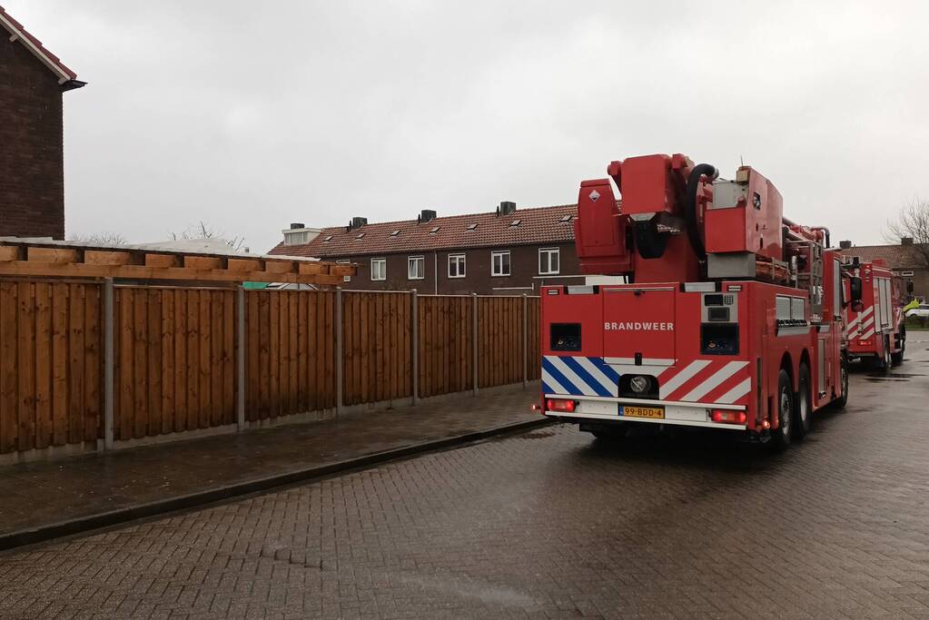 Platen carport losgewaaid door harde wind