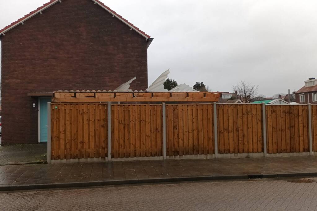 Platen carport losgewaaid door harde wind