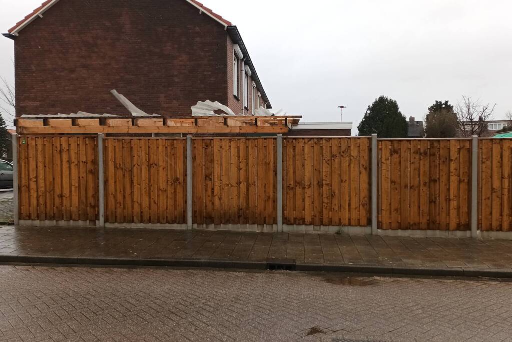 Platen carport losgewaaid door harde wind