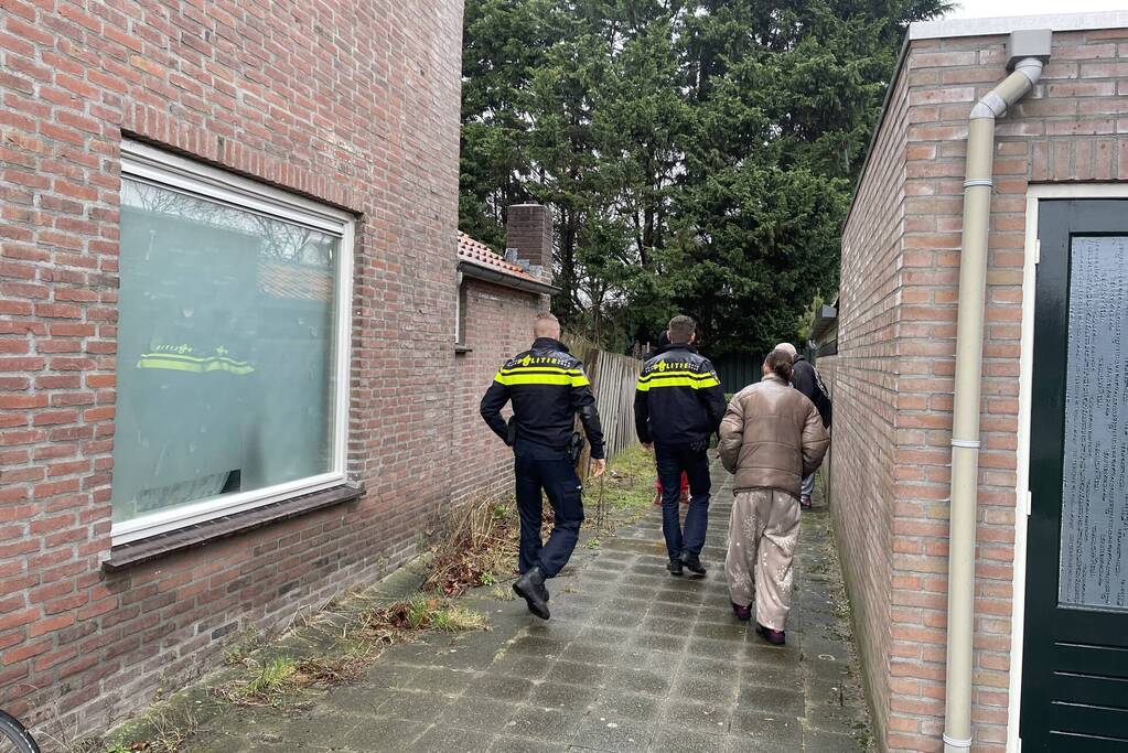 Conifeer boom belandt op schuur van buren