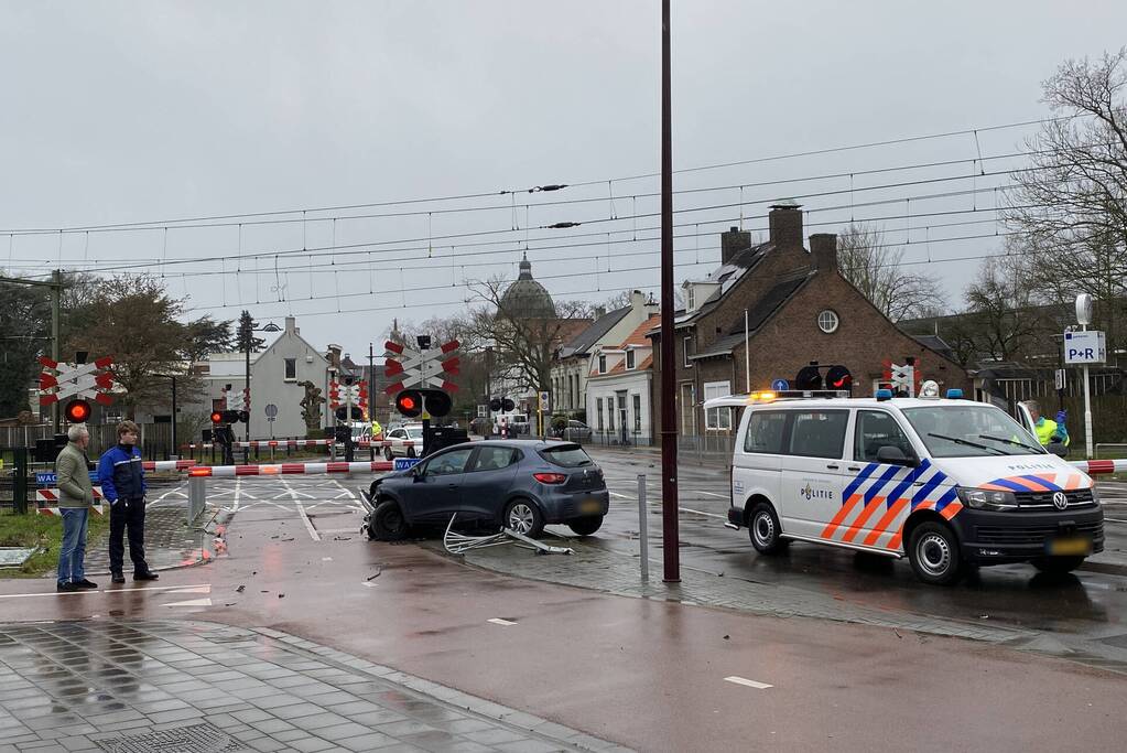 Automobilist rijdt door hekwerk bij spoorwegovergang NS-station
