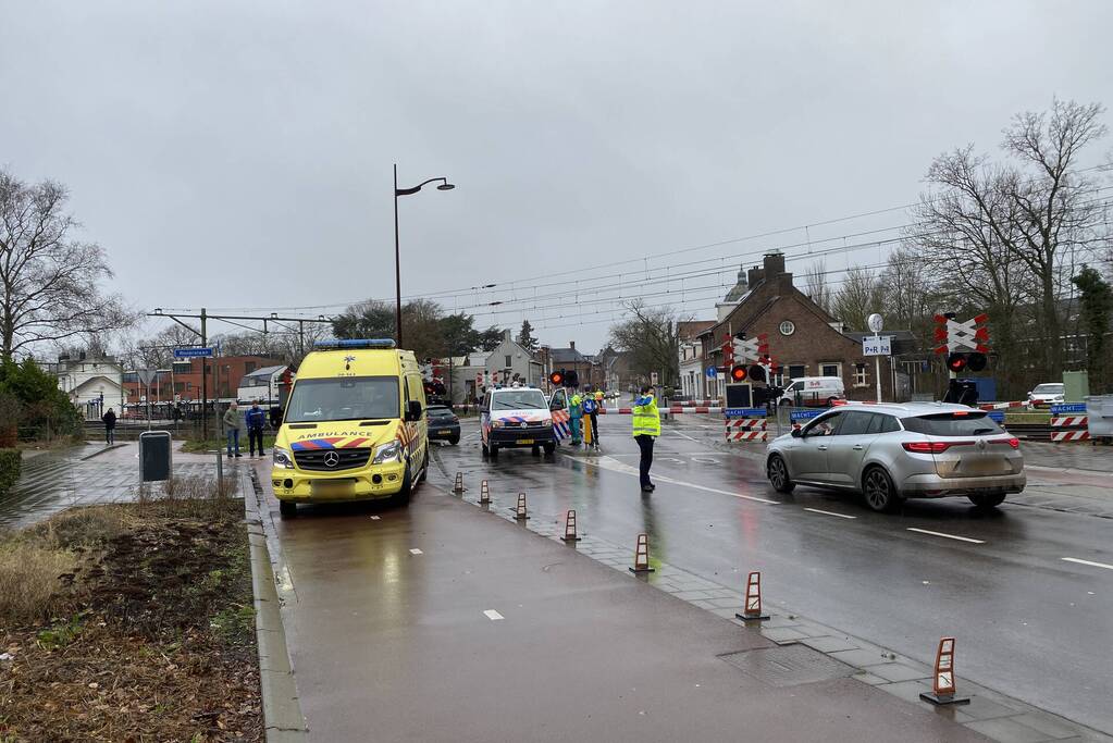 Automobilist rijdt door hekwerk bij spoorwegovergang NS-station