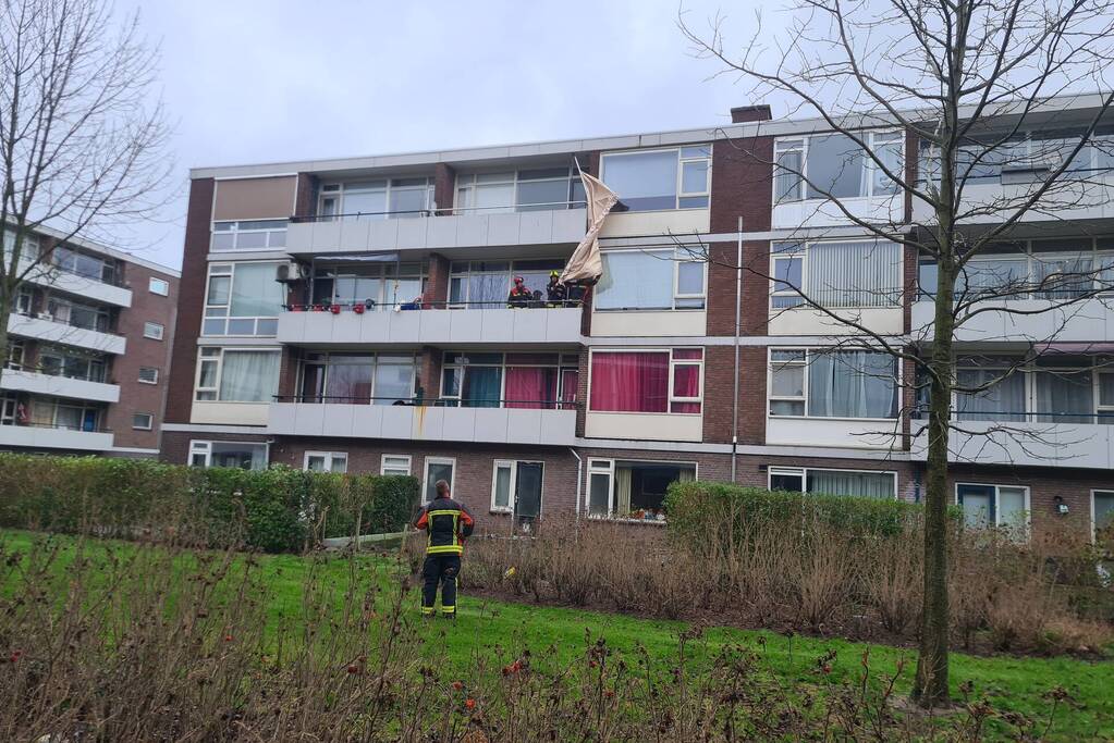 Zonnescherm flatwoning weggewaaid
