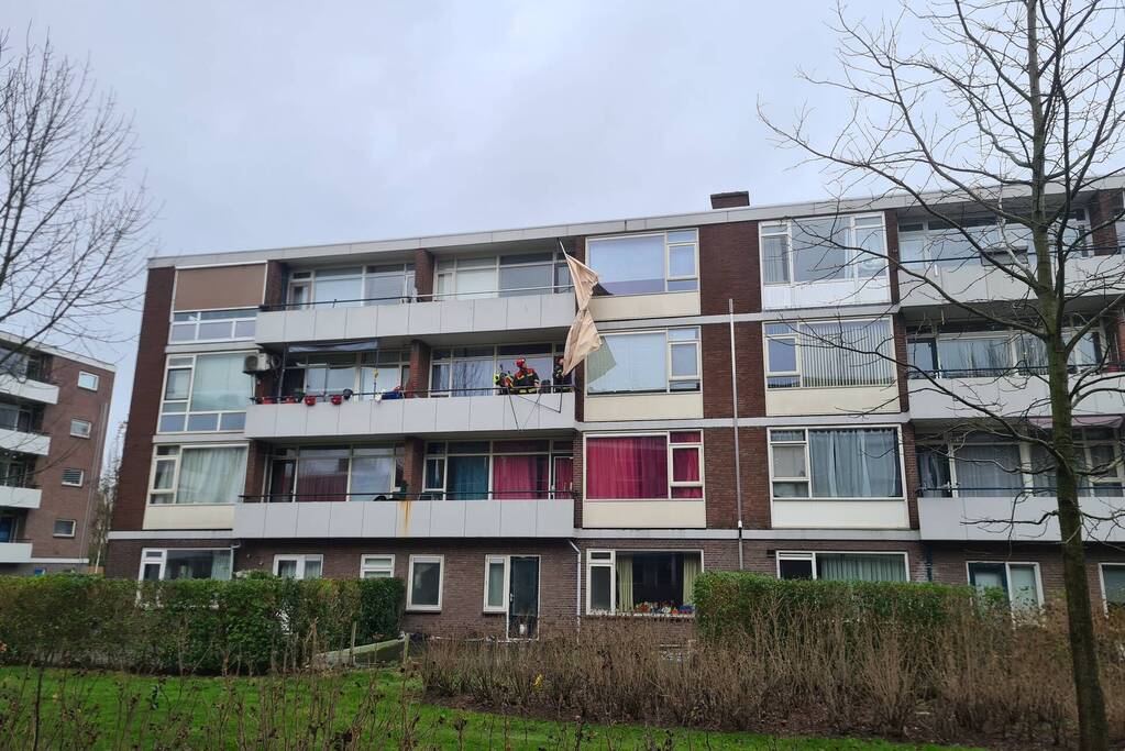 Zonnescherm flatwoning weggewaaid