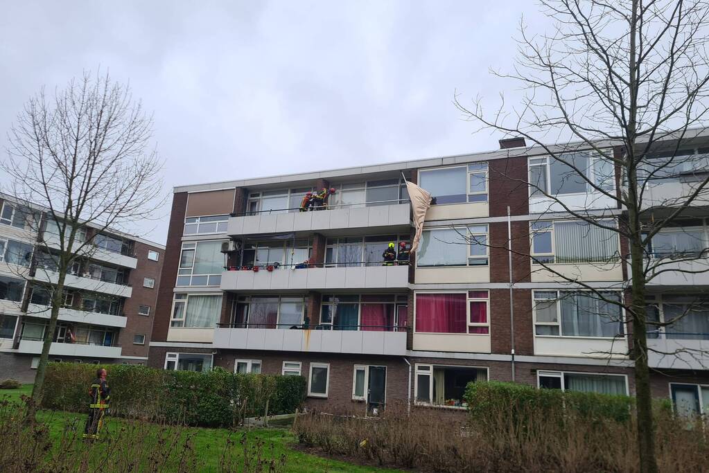 Zonnescherm flatwoning weggewaaid