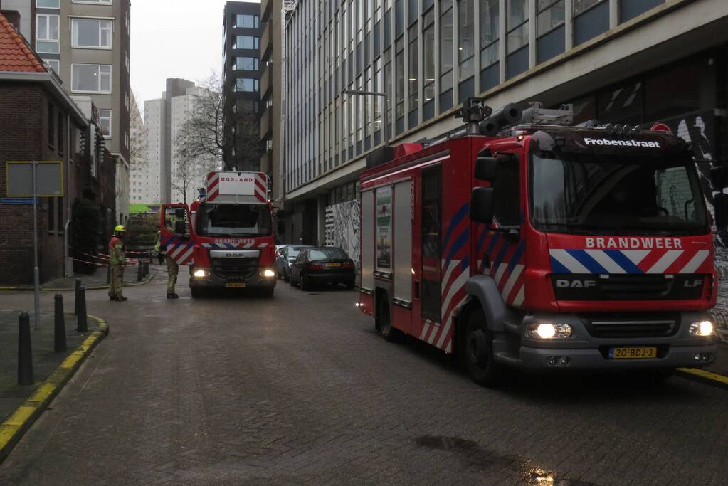 Dakpannen van dak gevallen naast brandweerkazerne
