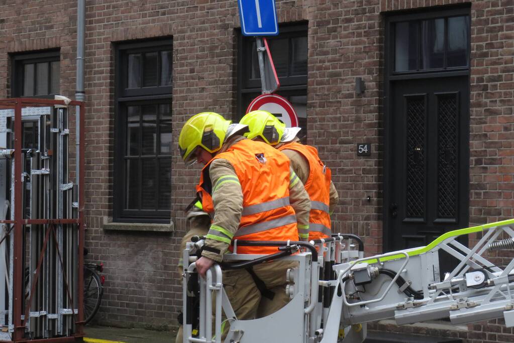 Dakpannen van dak gevallen naast brandweerkazerne