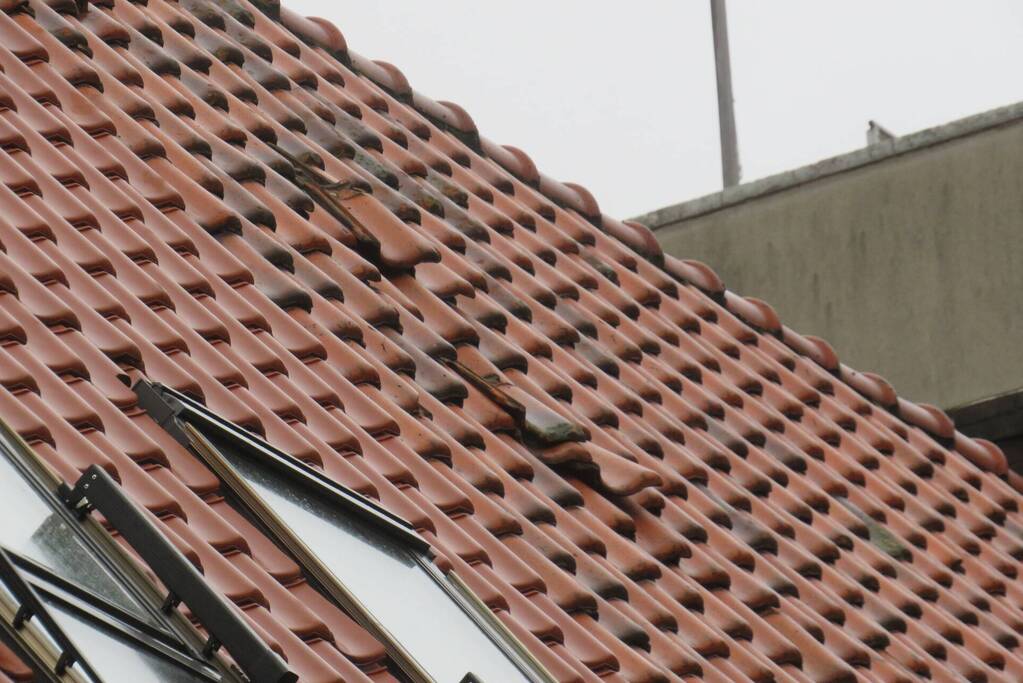 Dakpannen van dak gevallen naast brandweerkazerne