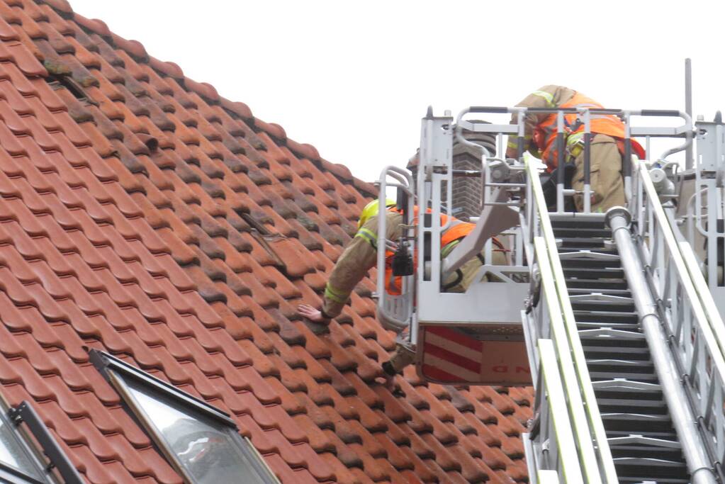 Dakpannen van dak gevallen naast brandweerkazerne