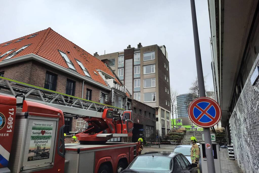 Dakpannen van dak gevallen naast brandweerkazerne