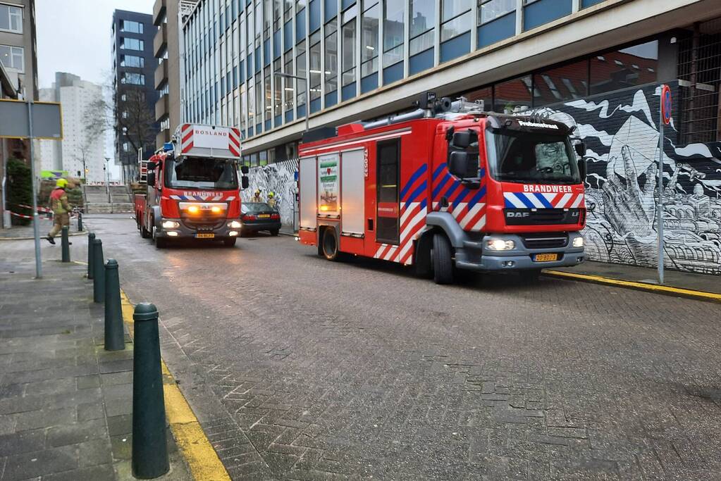 Dakpannen van dak gevallen naast brandweerkazerne