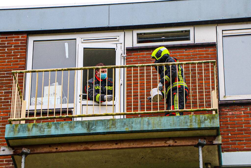Ruit van balkondeur stuk door harde wind