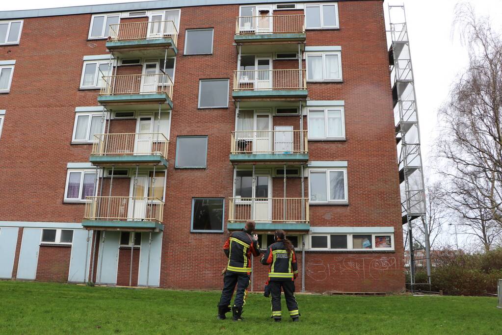 Ruit van balkondeur stuk door harde wind