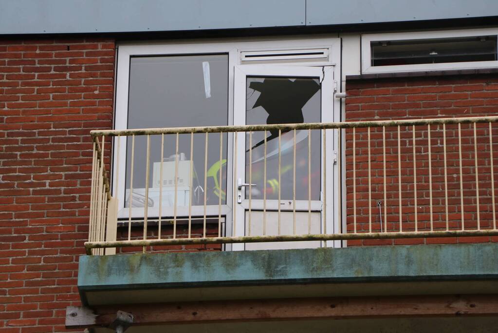 Ruit van balkondeur stuk door harde wind