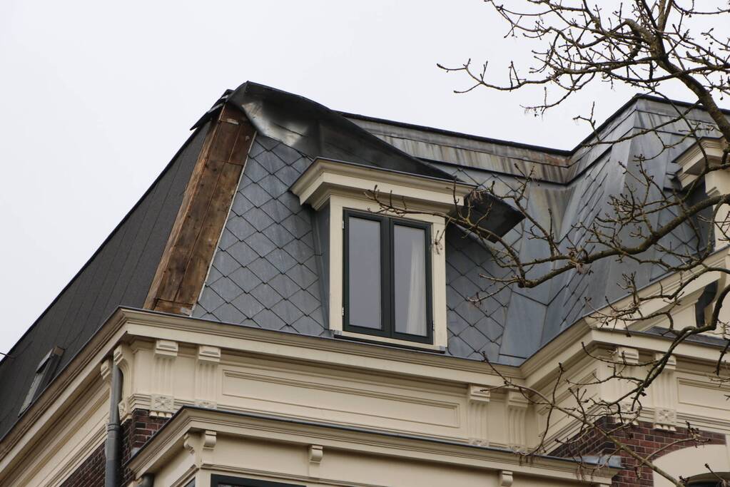 Stuk dakleer waait los van woning