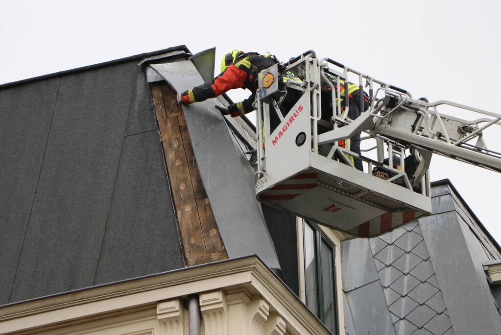 Stuk dakleer waait los van woning