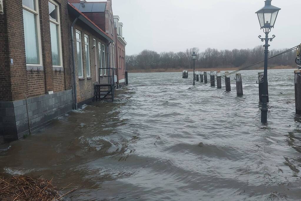 Hoog water door harde wind
