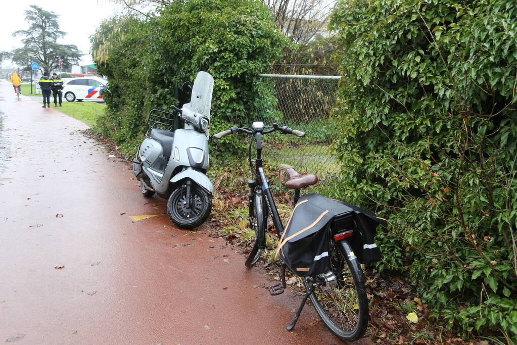 Schade na botsing tussen scooter en fietser