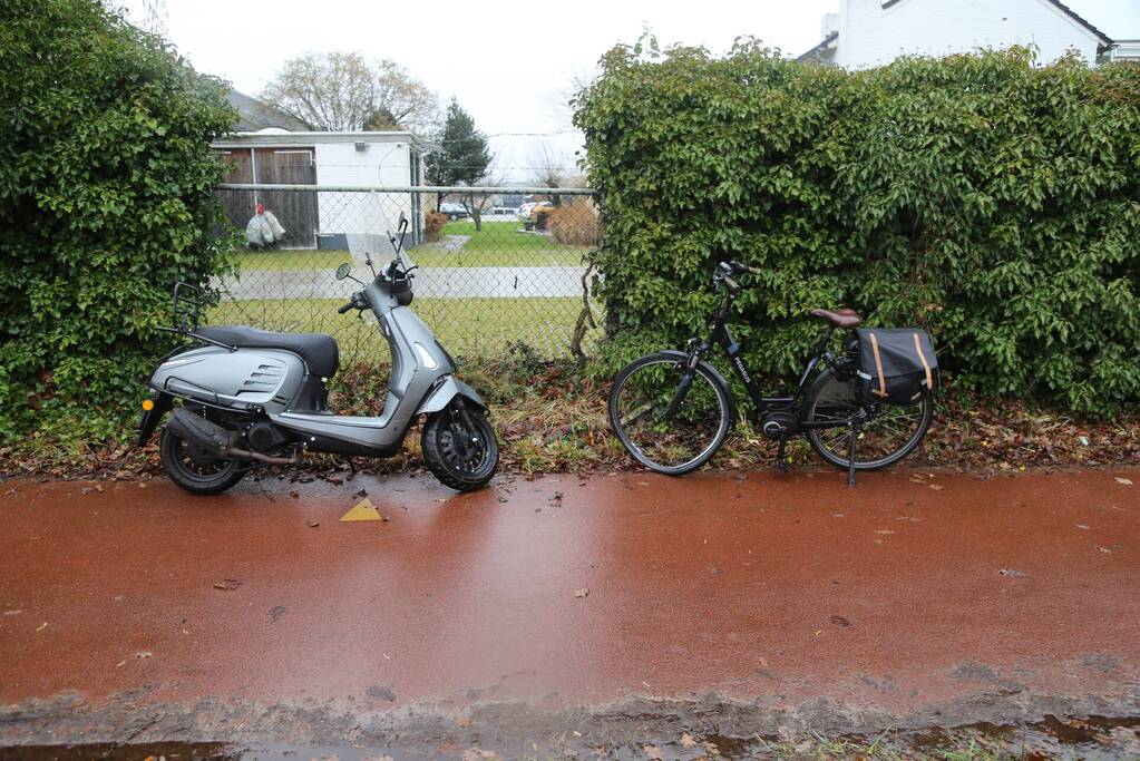 Schade na botsing tussen scooter en fietser