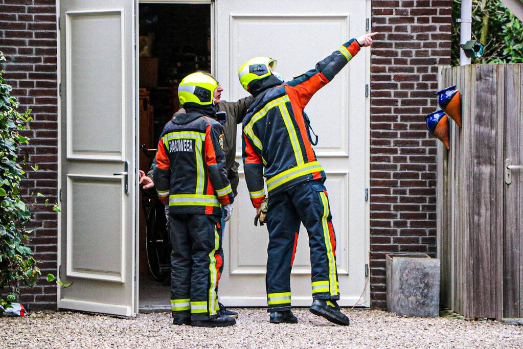Brandweer verwijdert losliggende dakpannen