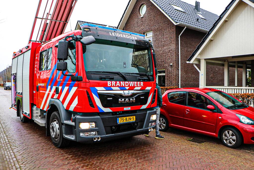 Brandweer verwijdert losliggende dakpannen