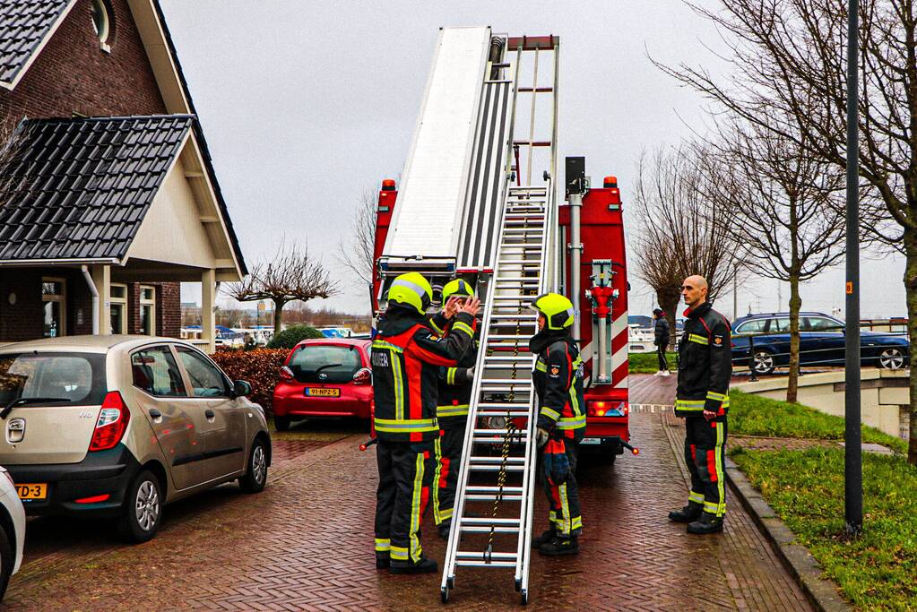 Brandweer verwijdert losliggende dakpannen