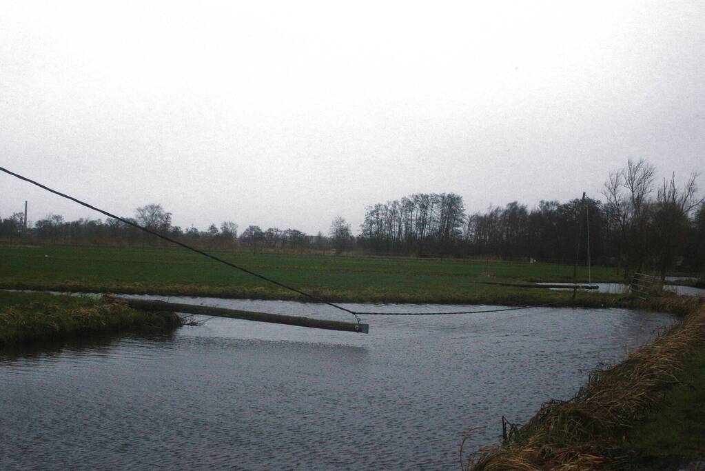 Stroompaal omgewaaid door storm