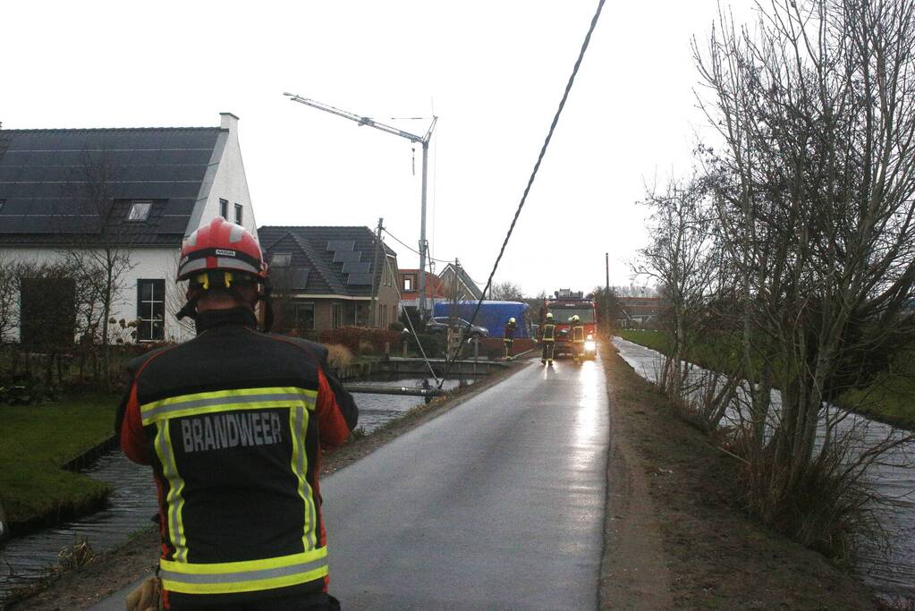 Stroompaal omgewaaid door storm