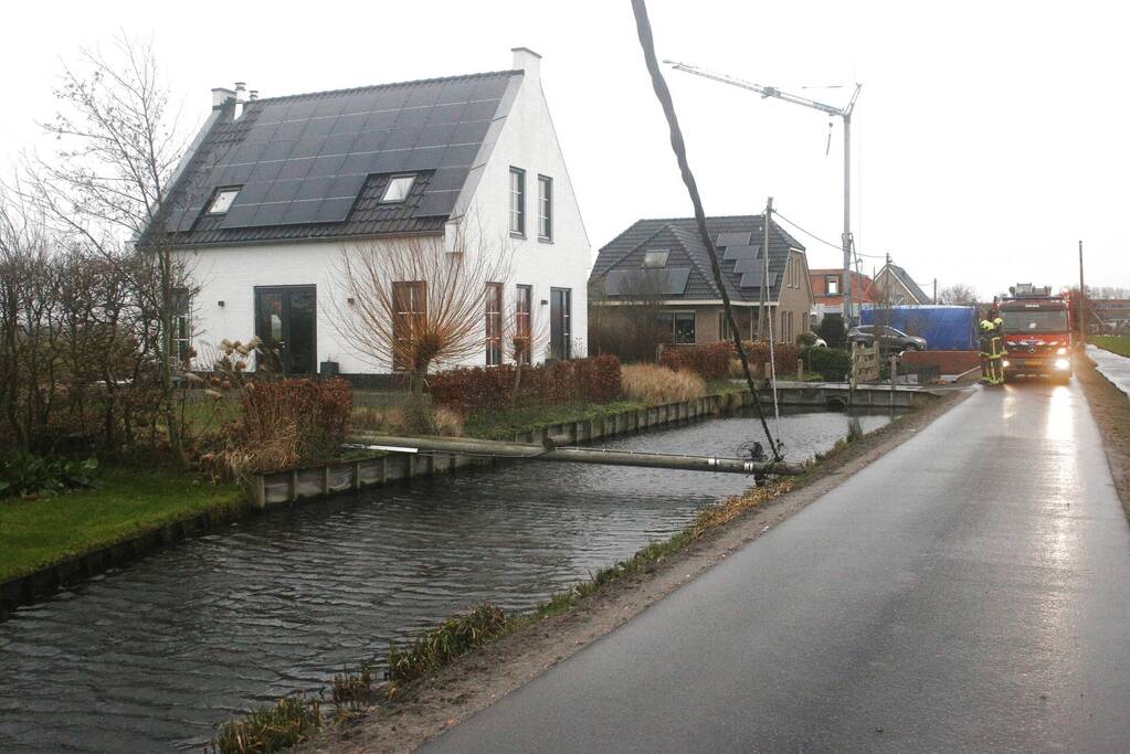 Stroompaal omgewaaid door storm