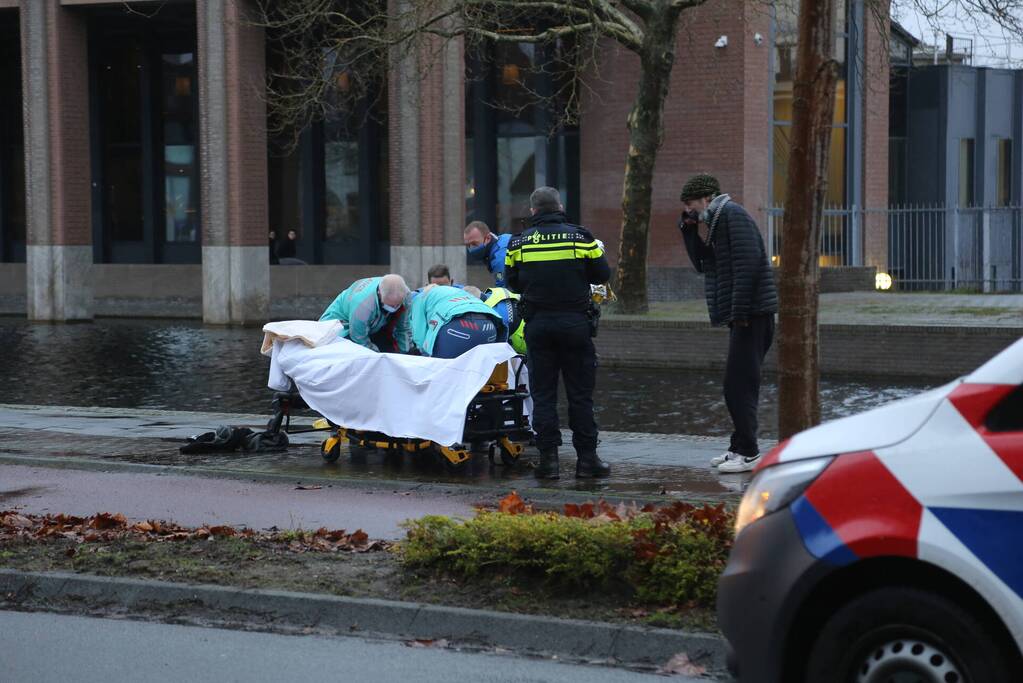 Persoon belandt in water