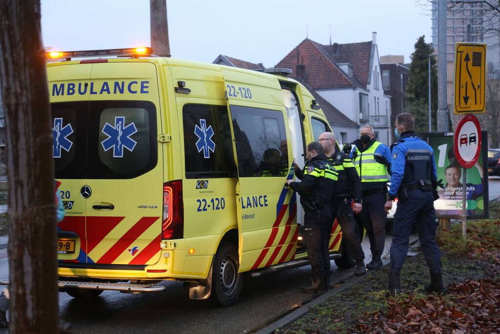 Persoon belandt in water