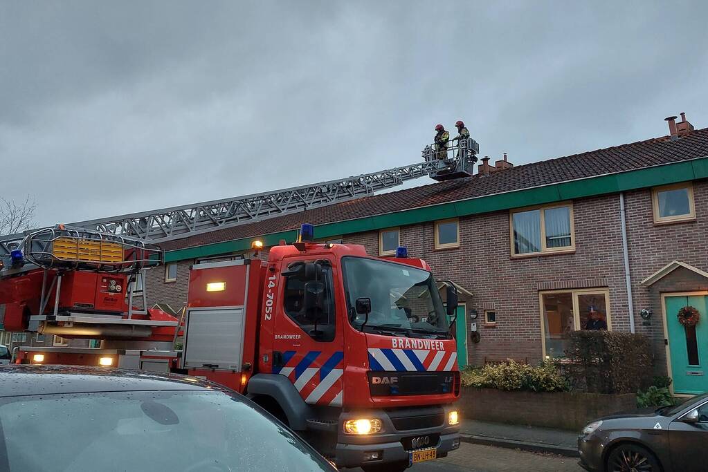 Schoorsteen laat los door harde wind